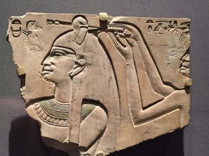 Henut does Queen Neferu’s hair, 11th dynasty (2051-2000 B.C.) Courtesy: Brooklyn Museum